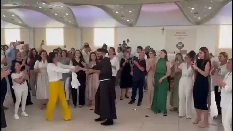 Video proslave ređenja svećenika iz Posušja postao je hit na društvenim mrežama.