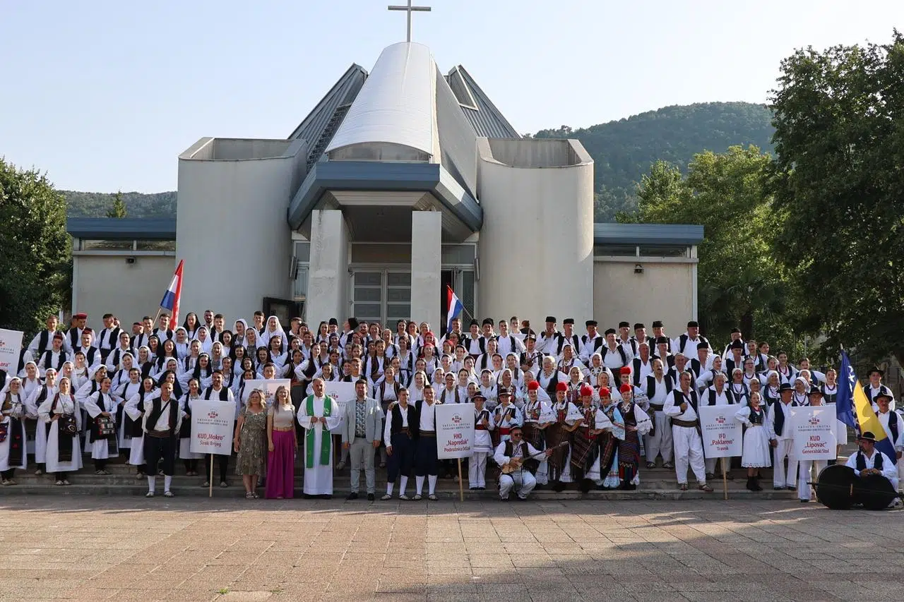 Kulturno-umjetnička društva predstavila bogatstvo izvornog folklora Hrvata u Bosni i Hercegovini