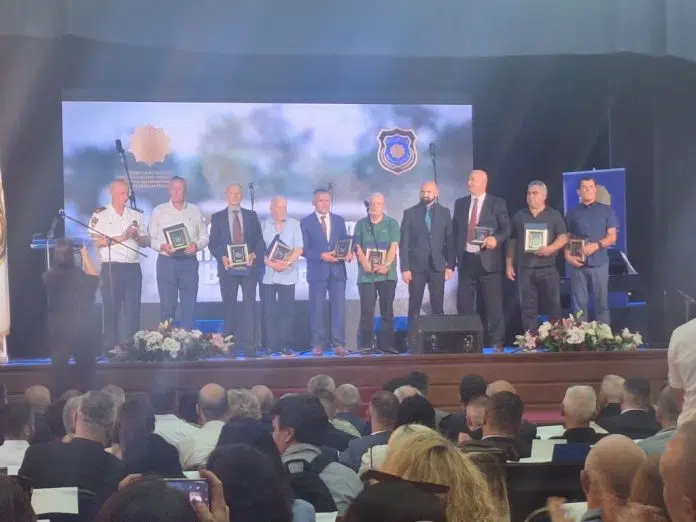 Dodijeljeno najveće odličje policijskim službenicima Anti Staniću 1719936427 Dodijeljeno Najvece Odlicje Policijskim Sluzbenicima Anti Stanicu