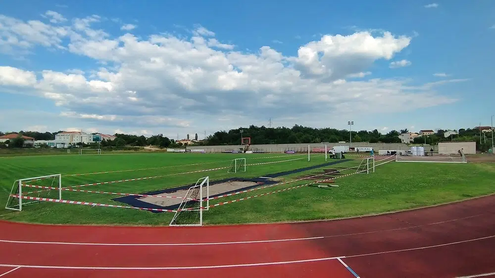 Obnova atletske staze na Gradskom stadionu Barama je počela, stadion zatvoren zbog radova.