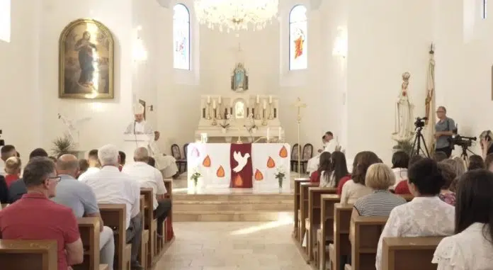 1720361532 Video Biskup Petar Palic Krstio 20 Krizmanika U Hrasnu