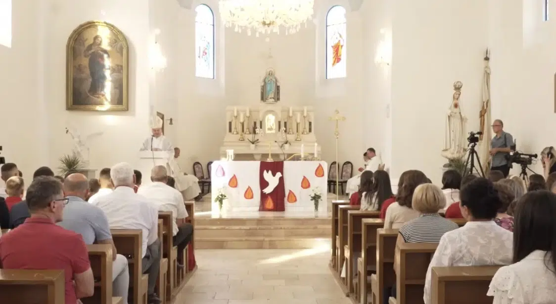 VIDEO | Biskup Petar Palić krstio 20 krizmanika u Hrasnu