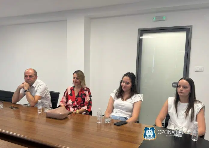 1721156489 Petra Tomasa I Iva Andrijanic Najbolje Ucenice Srednje Skole A