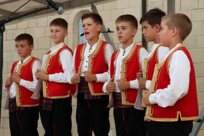 Bogat Program Veceri Folklora I Tradicijskih Obicaja Privukao Brojnu Publiku