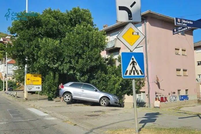 FOTOGRAFIJA | Čapljina: Audi preskočio trotoar i završio na stepenicama Fotografija Capljina Audi Preskocio Trotoar I Zavrsio Na Stepenicama