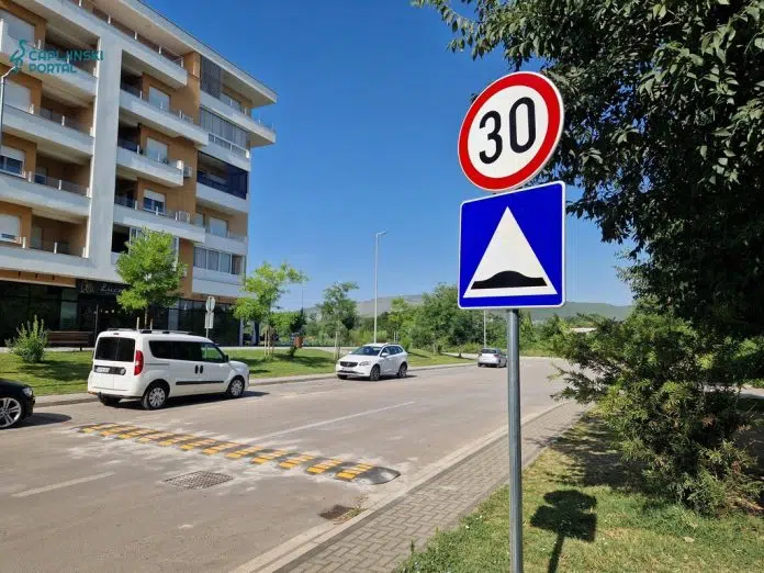Fotografija Lezeci Policajci Postavljeni U Pelinama Nakon Naseg Izvjestavanja