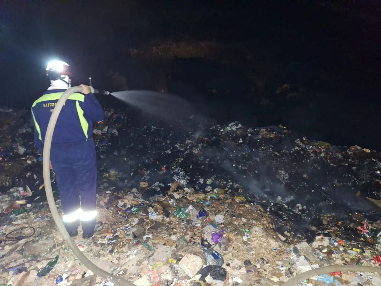 FOTOGRAFIJA: Požar na deponiji otpada na Klepovici