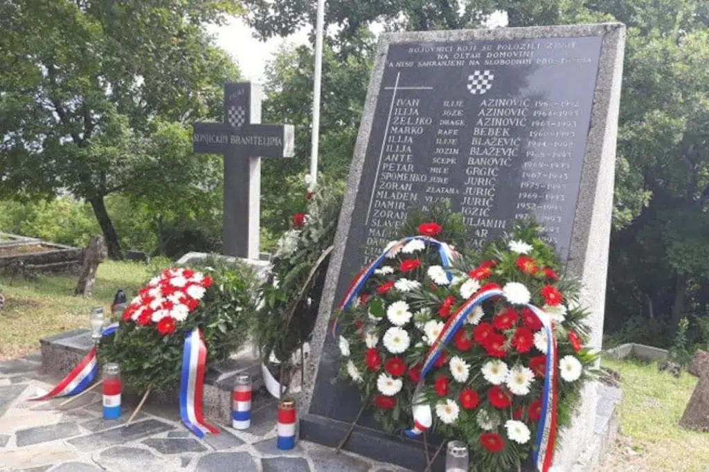 Konjic: Pripadnici Hrvatskog vijeća obrane odaju počast svojim poginulim kolegama na blagdan sv. Ilije.