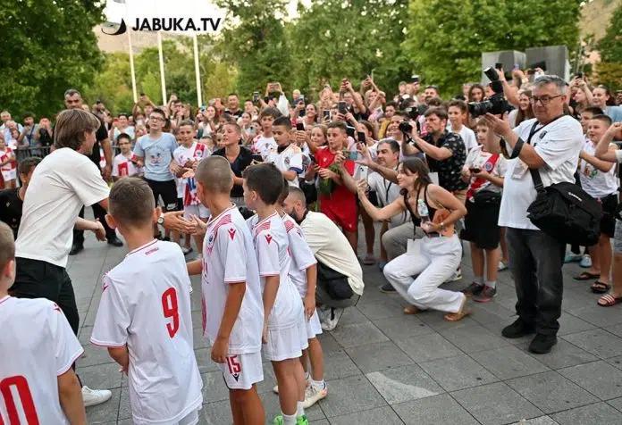 Luka Modrić izazvao veliku euforiju u Mostaru Luka Modric Izazvao Veliku Euforiju U Mostaru