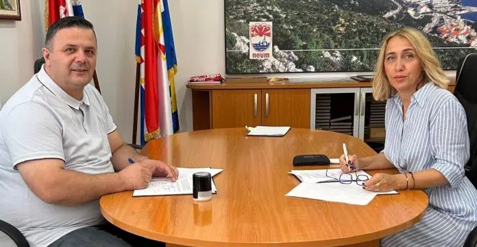 Načelnik Dragan Jurković i ministrica okoliša i turizma Nasiha Pozder Nacelnik Dragan Jurkovic I Ministrica Okolisa I Turizma Nasiha Pozder