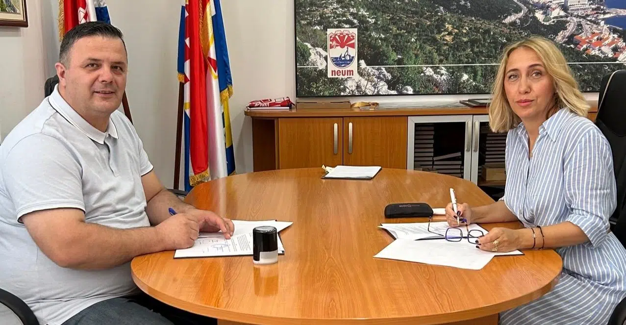 Načelnik Dragan Jurković i ministrica okoliša i turizma Nasiha Pozder potpisali ugovore za projekat unapređenja zaštite okoliša i sredstva za šetnicu u Neumu.
