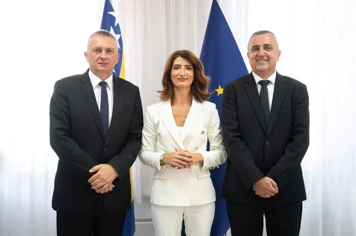 Nacelnik Radisic I Ministar Bevanda Potpisali Su Ugovore S Federalnom