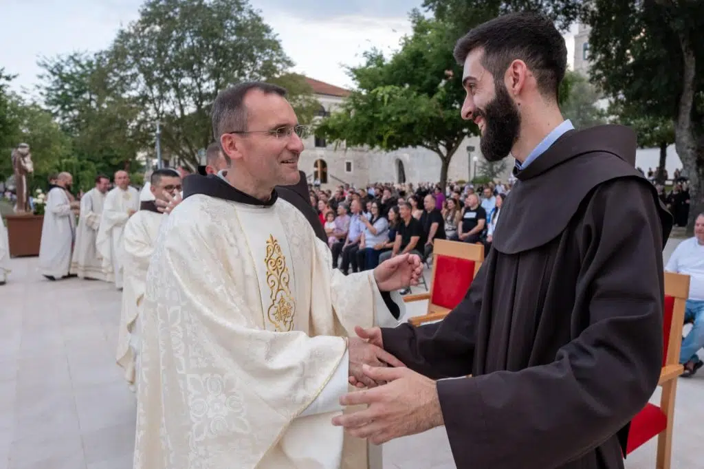 Sedmorica novaka, među njima i fra Zoran Tomić iz Tomislavgrada, položili prve redovničke zavjete