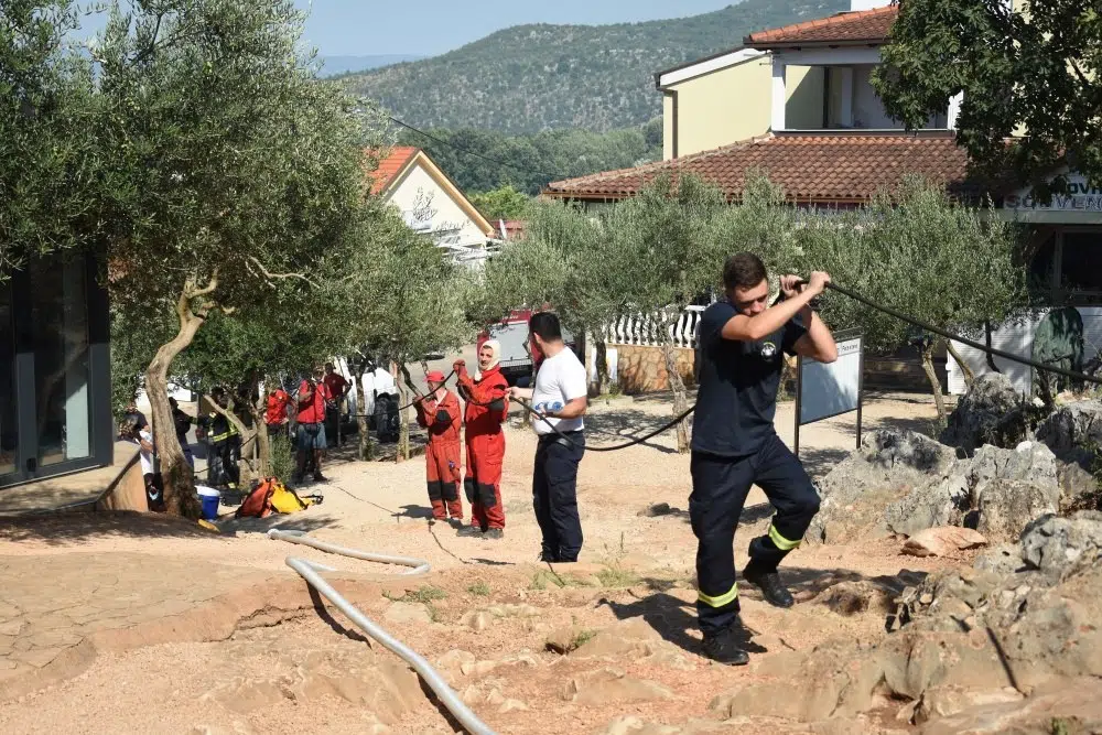 Vatrogasci su drugog dana uspjeli ugašiti požar na brdu Križevac.