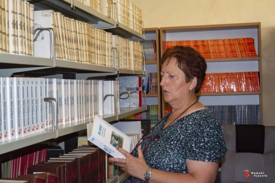 Za ljubitelje knjiga i Narodnu knjižnicu „Rama“ nema lošeg vremena, uvijek uz knjigu.
