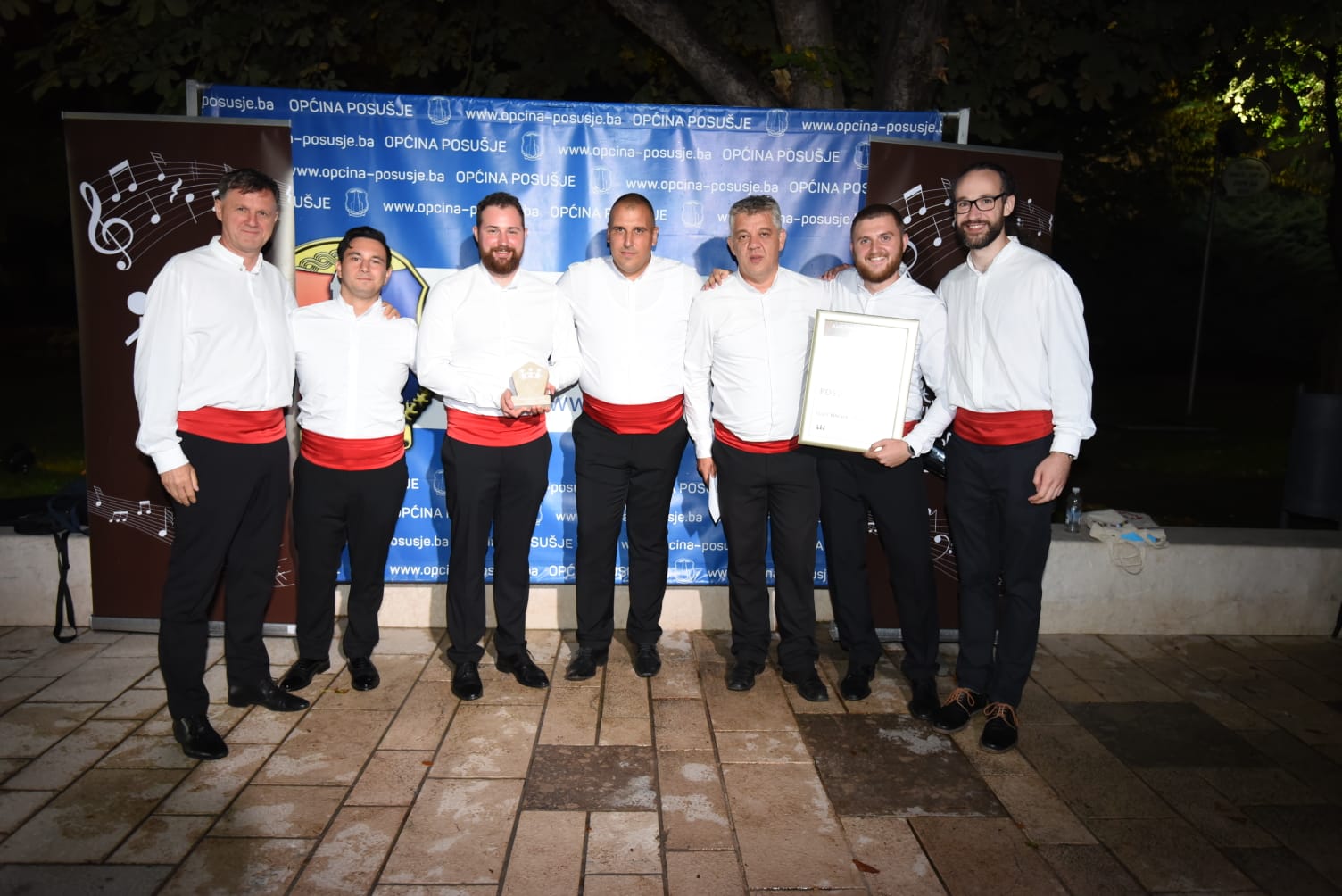 Prva večer 10. Festivala klapske pisme u Posušju 2024: Klapi Vinčace dodijeljen posuški stećak, a klapi Bistrica nagrada publike!