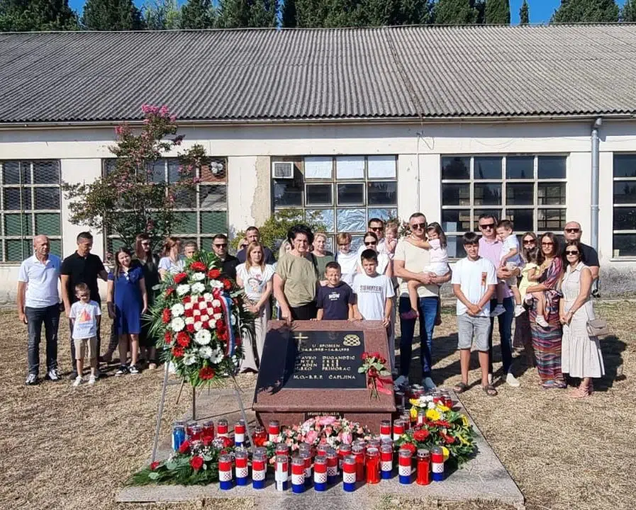 Obilježeno je sećanje na Dan pogibije ljubuških branitelja u vojarni Božana Šimovića u Čapljini.iliDan pogibije ljubuških branitelja u vojarni Božana Šimovića u Čapljini obilježen je svečanom ceremonijom.