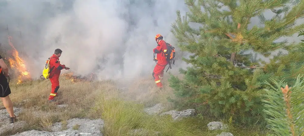 Požar kod Rakitna još uvijek traje: Pomoć stigla iz Širokog i Gruda već treći dan