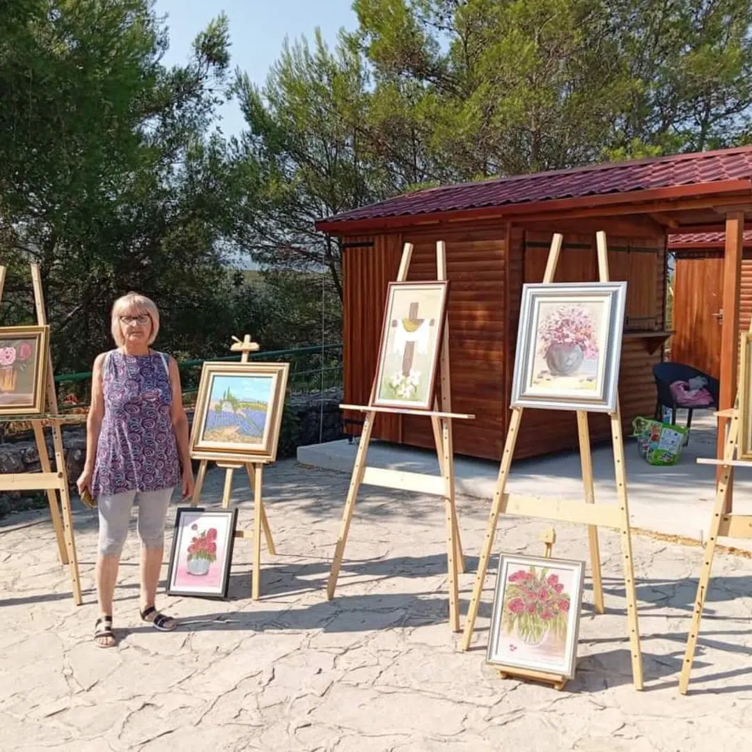 Izložba rukotvorina i otvorena likovna kolonija održana na Kravici