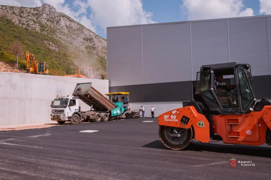 FOTO/VIDEO: Asfaltiranje platou ispred nove tvornice “GS-RAMA” u toku