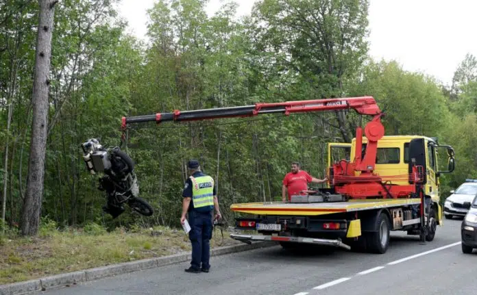Imali Su Kacige I Sletjeli U Travu Ali