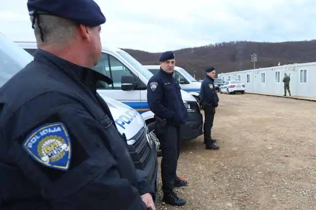 Muskarac Drzao Svoju Porodicu Zatocenu U Kuci Interventna Policija Stigla