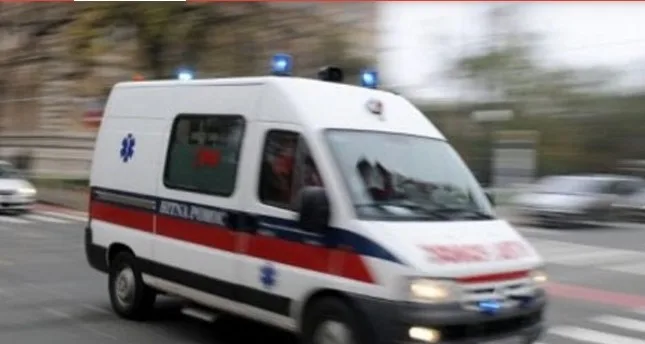preformuliši ovaj naslov, da suština ostane ista i na bosanskom jeziku da bude Auto izletilo s ceste: Teško ozlijeđeno dijete |