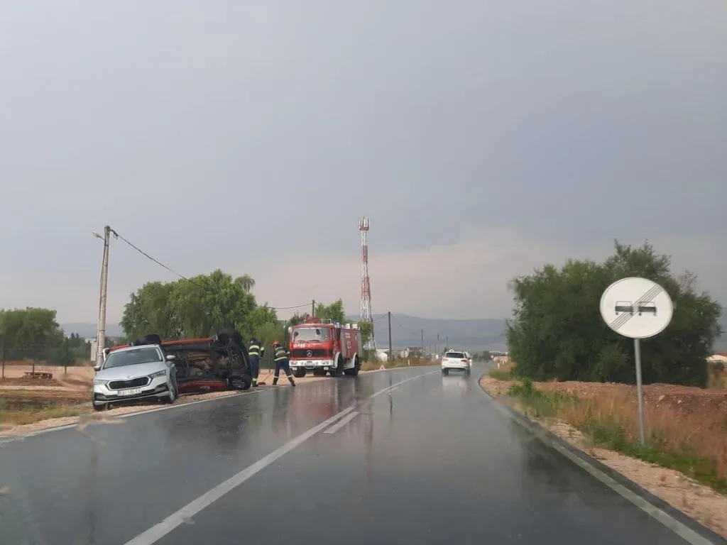 Prva kiša nakon dugog vremena izazvala problem na našim prometnicama.