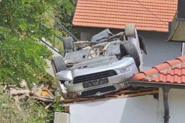 Skoda Zavrsila Na Krovu Vikendice
