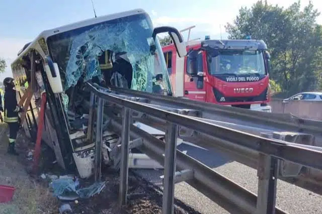 Stravicna Saobracajna Nesreca U Italiji Povrijedeno 60 Osoba Hitne Ekipe
