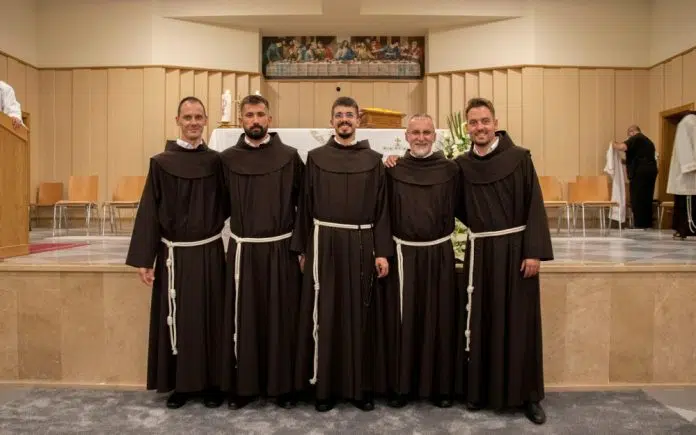 1725379096 Petorica Franjevaca Svecano Polozila Redovnicke Zavjete U Posusju