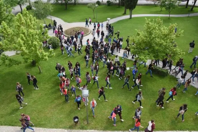 1725910104 Prvi Dan Nastave Za 2353 Osnovna I Srednjoskolska Ucenika U