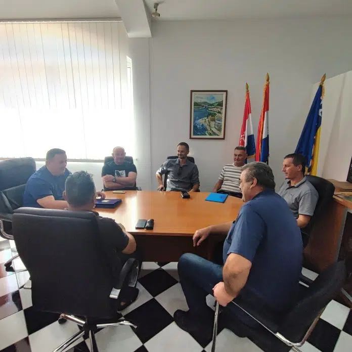 1726209361 Nacelnik Jurkovic Predao Rjesenja I Pecate Predsjednicima Mjesnih Zajednica