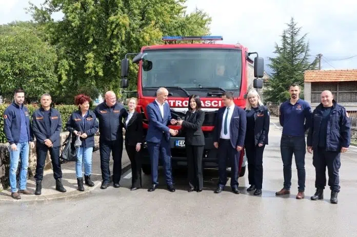 Vlada Hnz Donirala Opcini Ravno Novo Vatrogasno Vozilo