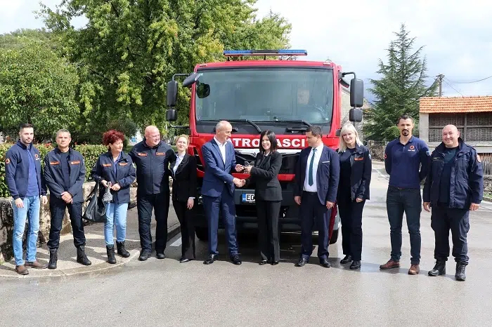 FOTO | Vlada HNŽ donirala Općini Ravno novo vatrogasno vozilo