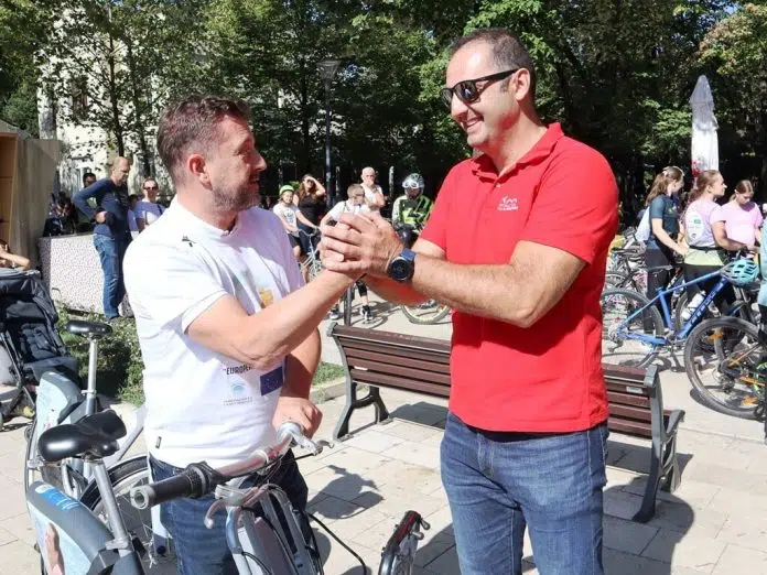 Mostarska-biciklijada-Gradonacelnik-Kordic-se-pridruzio-gradanima.jpg Mostarska Biciklijada Gradonacelnik Kordic Se Pridruzio Gradanima