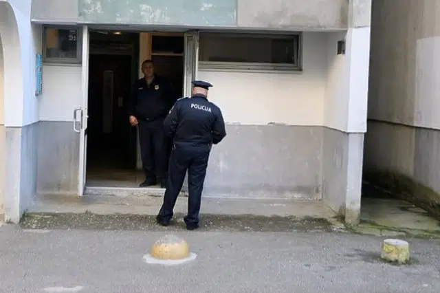 Muskarac-pronaden-mrtav-u-stanu-policija-istrazuje-uzroke-smrti.jpg Muskarac Pronaden Mrtav U Stanu Policija Istrazuje Uzroke Smrti