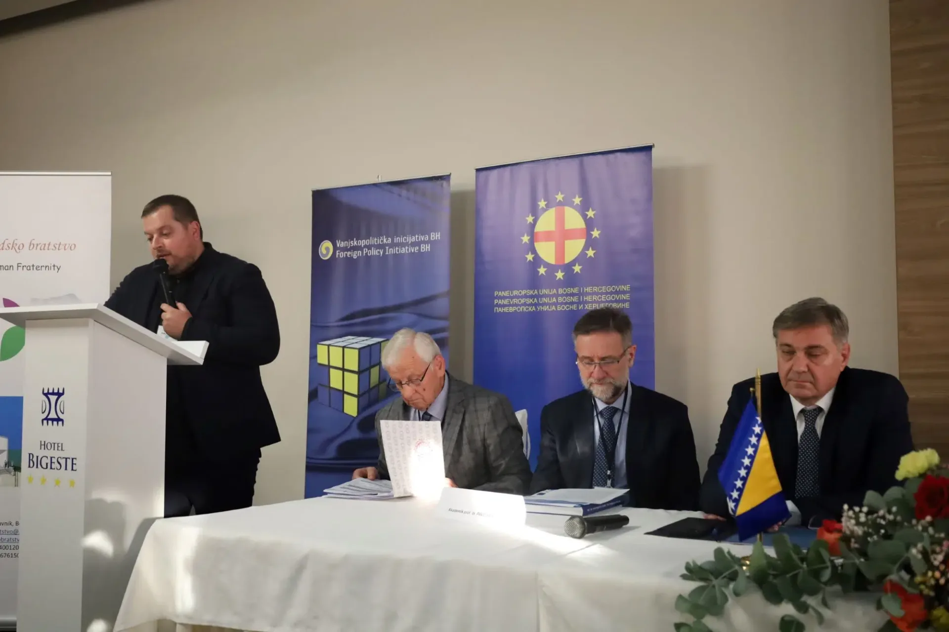 Početak Međunarodne konferencije Paneuropske unije u Ljubuškom; gradonačelnik Markotić zahvaljuje mons. Topiću na dugogodišnjoj podršci Paneuropskoj uniji u Ljubuškom