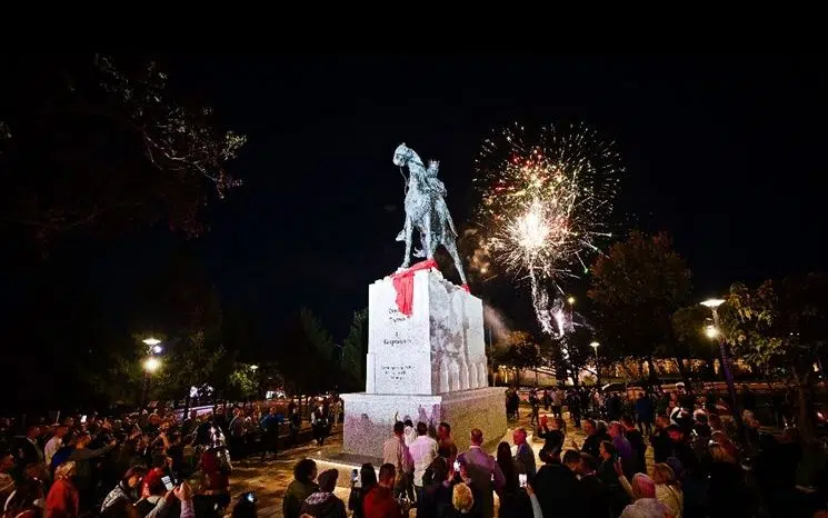 Postavljen spomenik kralju Tvrtku Kotromaniću u Banjoj Luci i proglasili ga Srbinom!