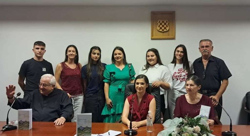 Tomislavgrad: Promovisana zbirka pjesama “Nebo i zemlja” od autorice Jelene Protrke