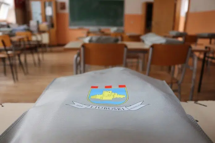 Video Prvasici Iz Ljubuskog Nagradeni Sa Po 200 Km Ucenici