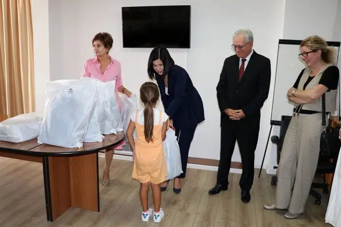 Vlada Hnz Donirala Skolske Torbe I Pribor Za Ucenike Iz
