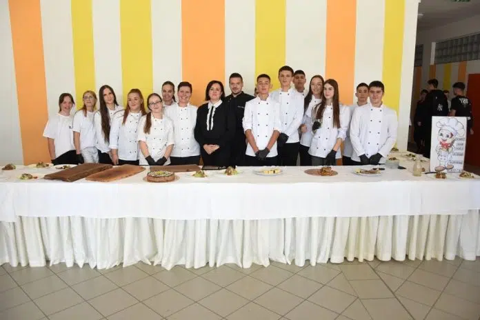 Učenici su težili spoju tradicionalnog i modernog u spremanju hrane 1727786913 Ucenici Su Tezili Spoju Tradicionalnog I Modernog U Spremanju Hrane