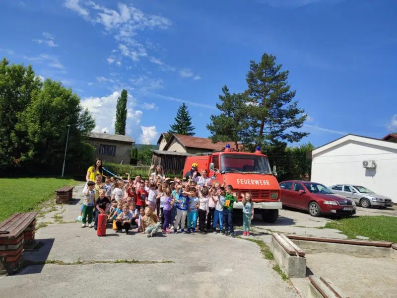 Obuke o zaštiti u dječjim vrtićima Hercegbosanske županije održane od strane Uprave civilne zaštite Hercegbosanske županije, djeca educirana o zaštiti u slučaju prirodnih i drugih nesreća.