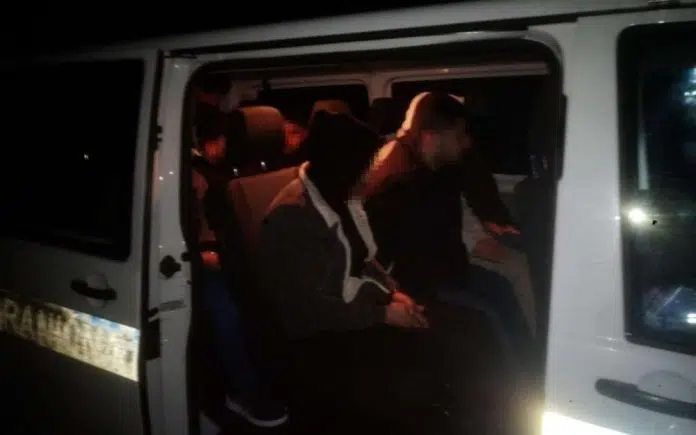 1728409574 Posusje Policija Sprijecila Krijumcarenje Migranata Vozac Pokusao Pobjeci