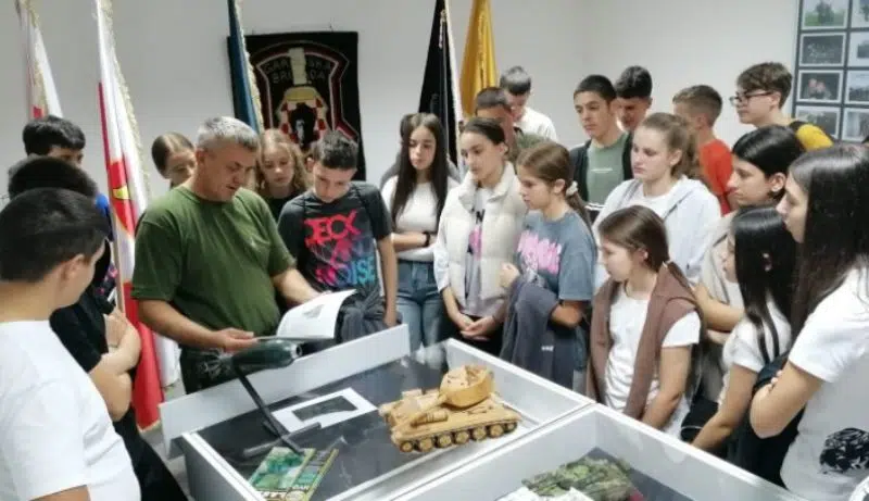 FOTOGRAFIJA: Učenici fra Mijine škole posjetili izložbu ratnih fotografija tenkista iz Tomislavgrada u Galeriji KIC-a