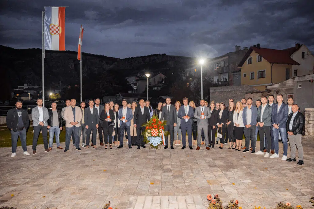 Na završnom skupu HDZ-a 1990 prisutno više od 500 Livnjaka