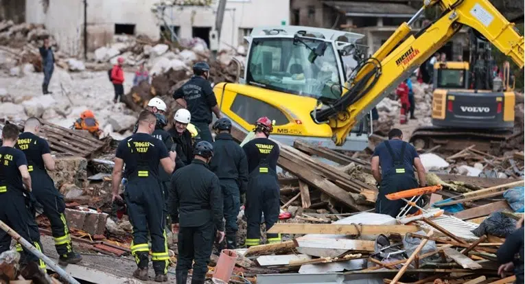 Spasioci u Jablanici uspješno spasili malo dijete koje je bilo zarobljeno ispod ploče teške dvije tone.