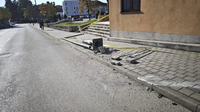 Tomislavgrad Automobil Udario U Rasvjetni Stup