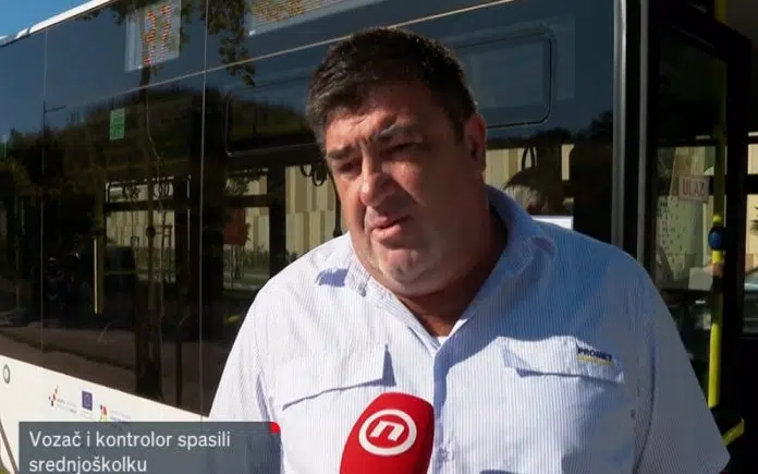 Vozac I Kontrolor Autobusa Spasili Zivot Ucenici 15 Kojoj Je